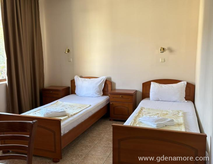 double room with 2single beds_1